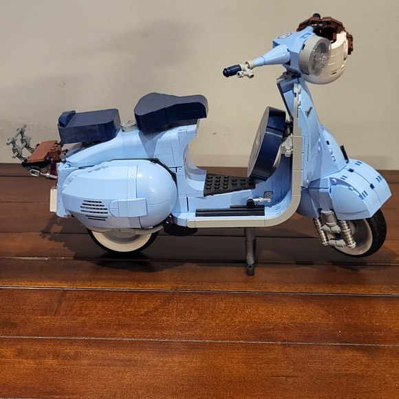 LEGO • Vespa 125 • 1107 Pieces • Item # 10298 - Picture 6 of 10